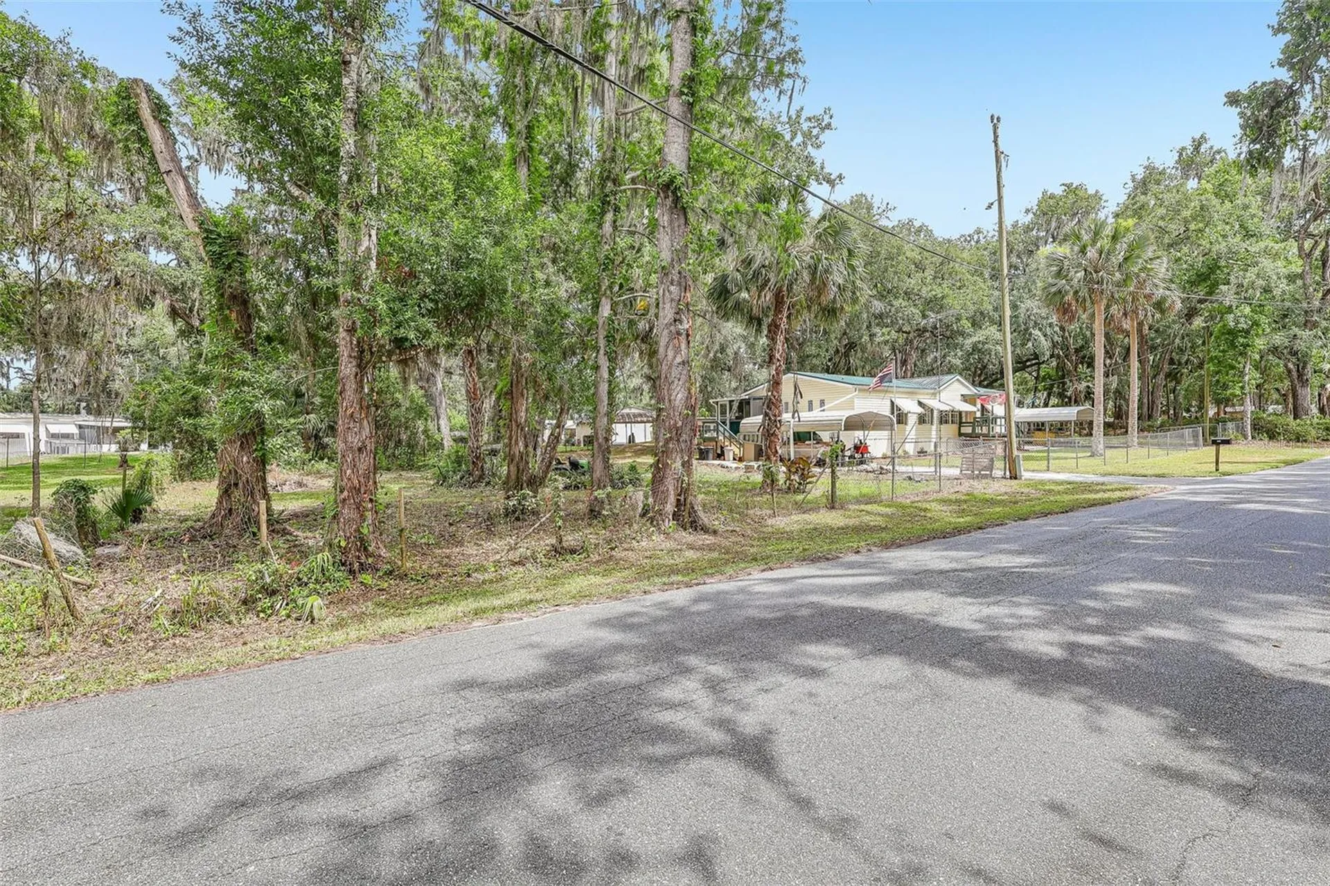 2903 Cr 426e Lake Panasoffkee FL 33538