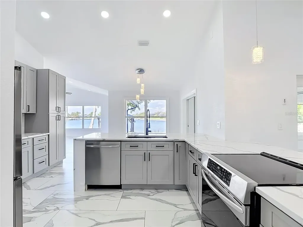 2503 Aviation Parkway Cape Coral FL 33904