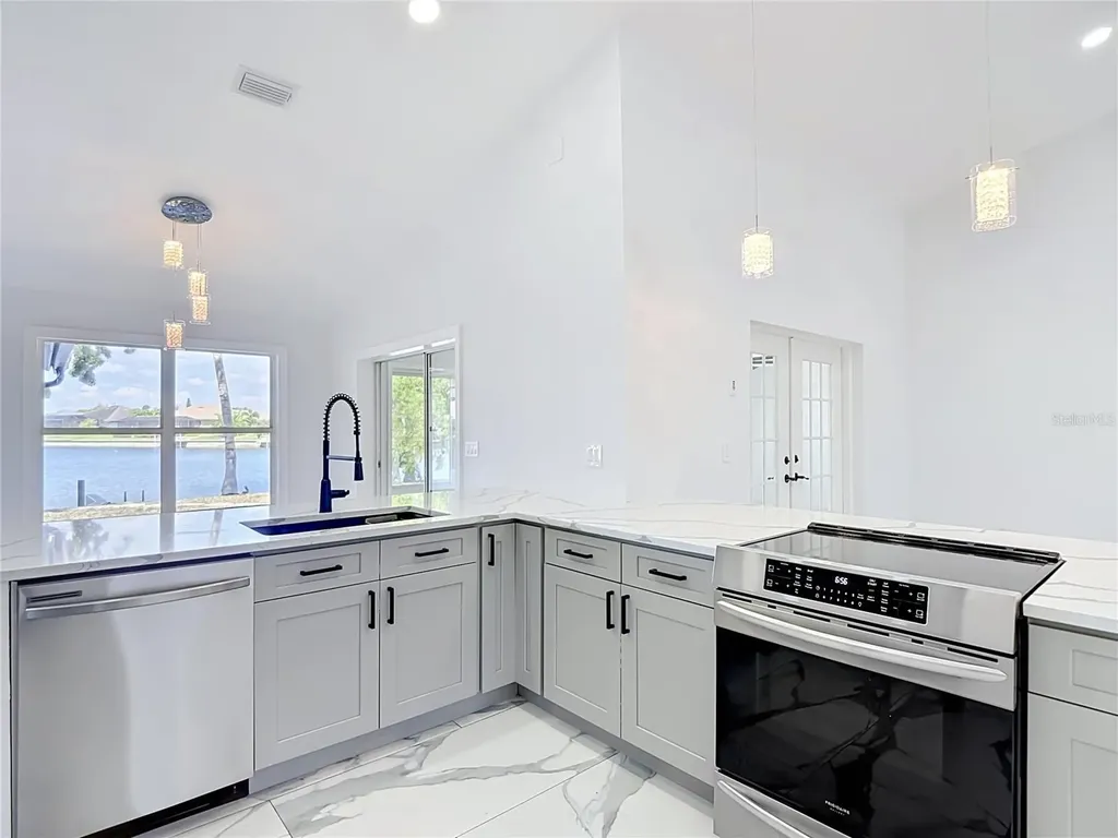 2503 Aviation Parkway Cape Coral FL 33904