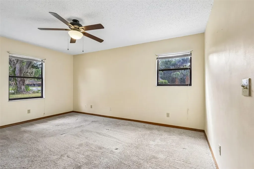 931 Cr 457a Lake Panasoffkee FL 33538