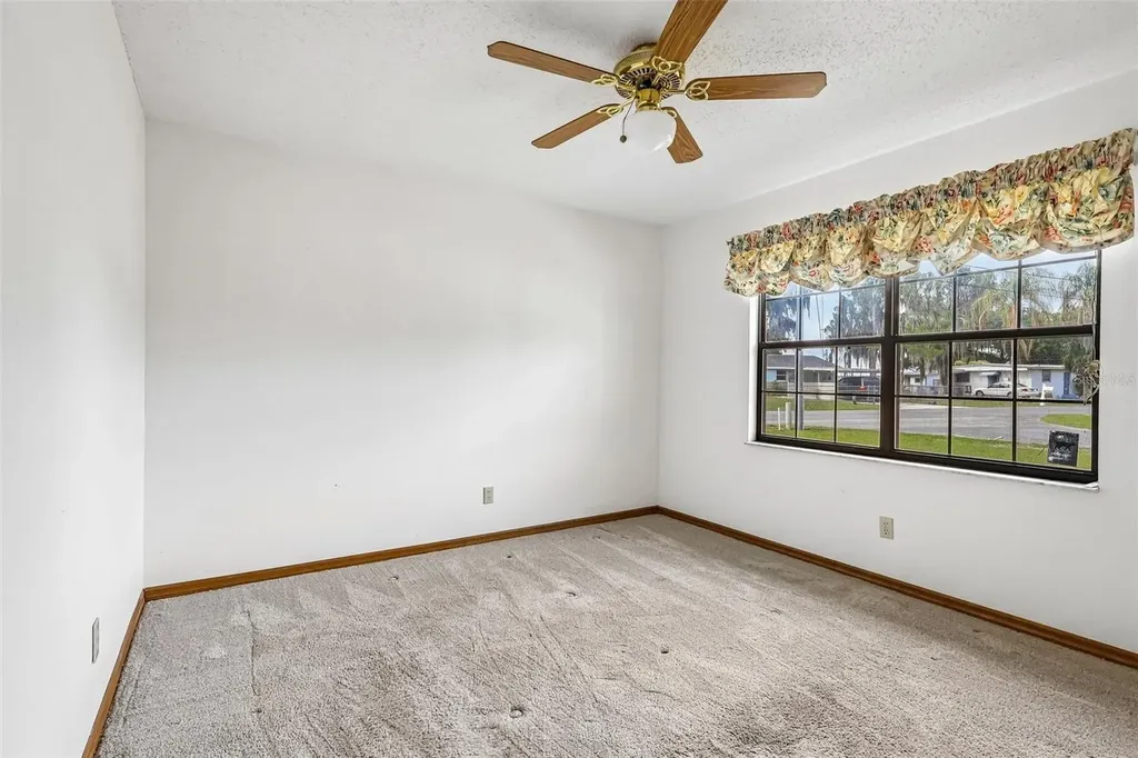 931 Cr 457a Lake Panasoffkee FL 33538