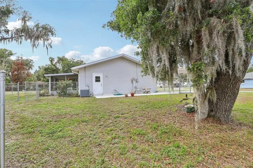 931 Cr 457a Lake Panasoffkee FL 33538