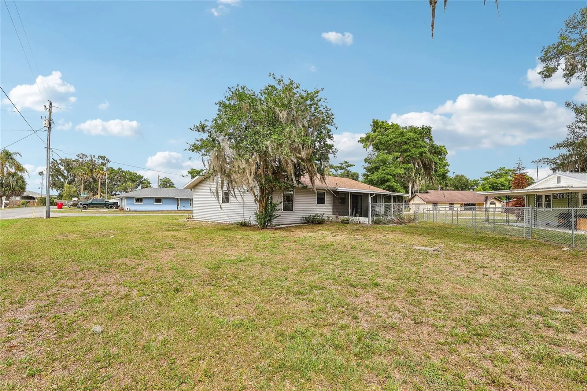 931 Cr 457a Lake Panasoffkee FL 33538