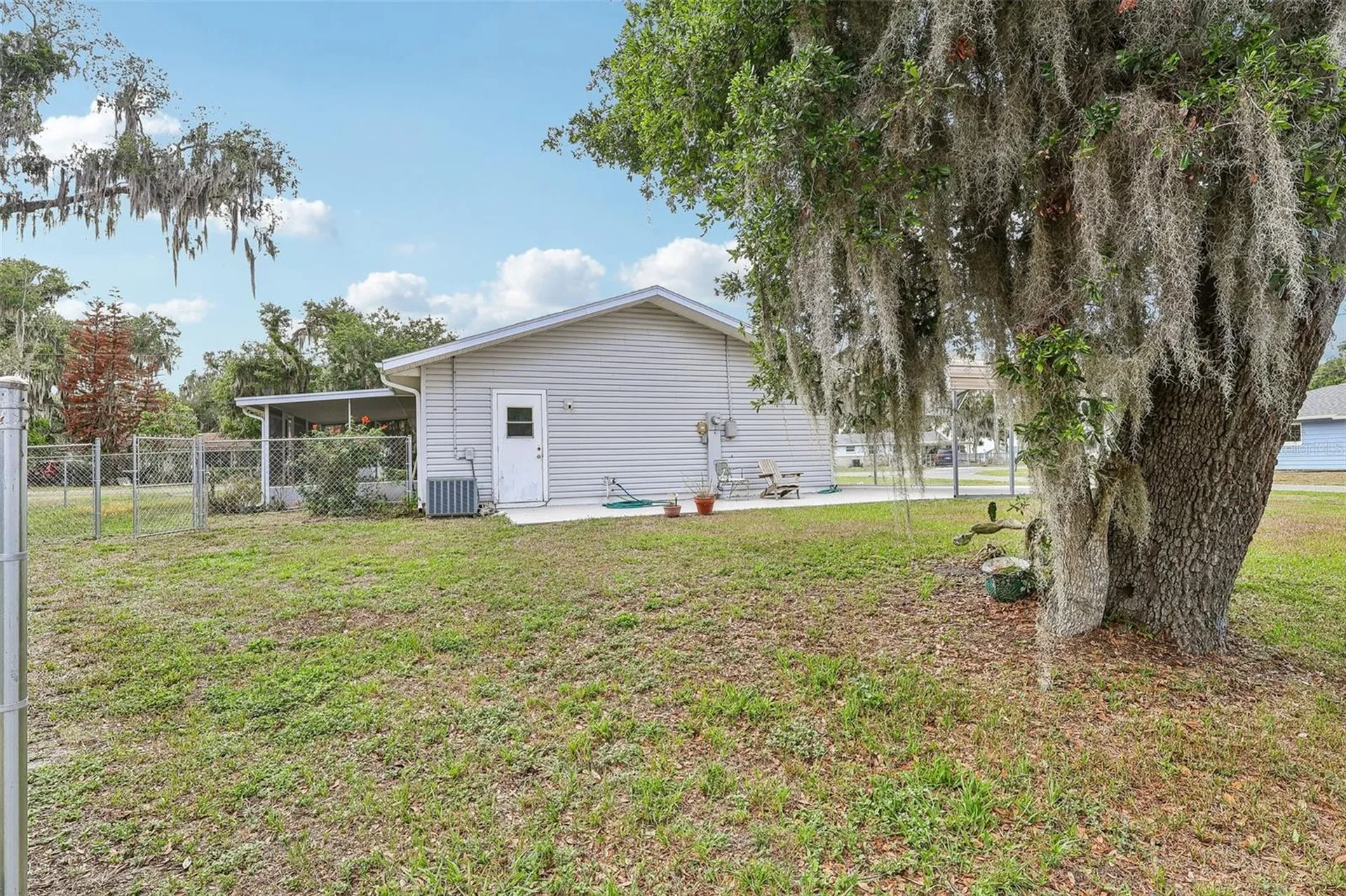 931 Cr 457a Lake Panasoffkee FL 33538