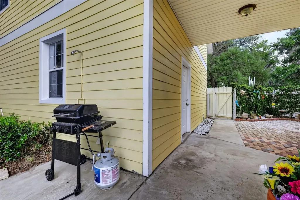 493 Malauka Loop Ocklawaha FL 32179