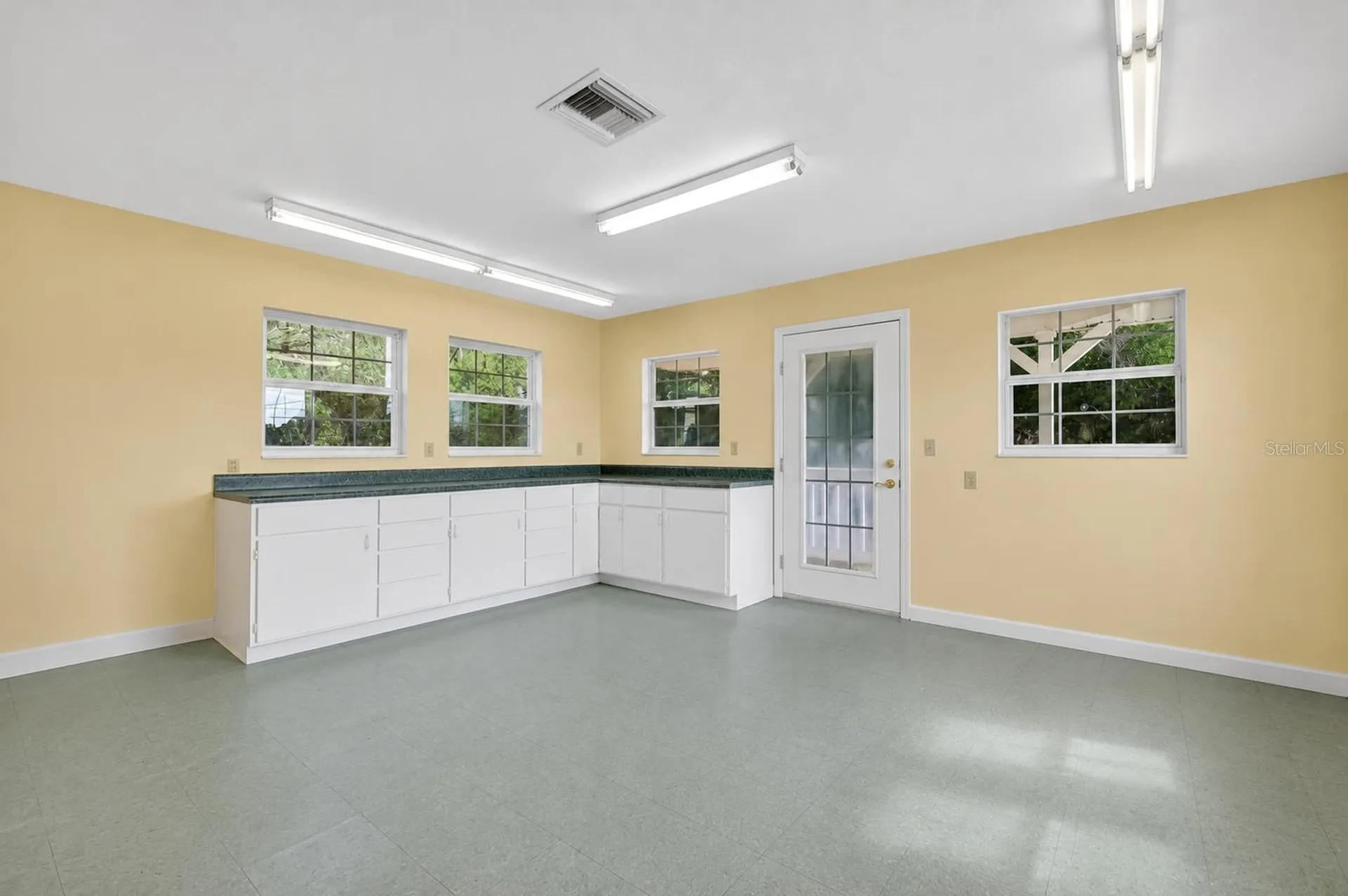 493 Malauka Loop Ocklawaha FL 32179
