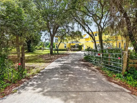 493 Malauka Loop Ocklawaha FL 32179