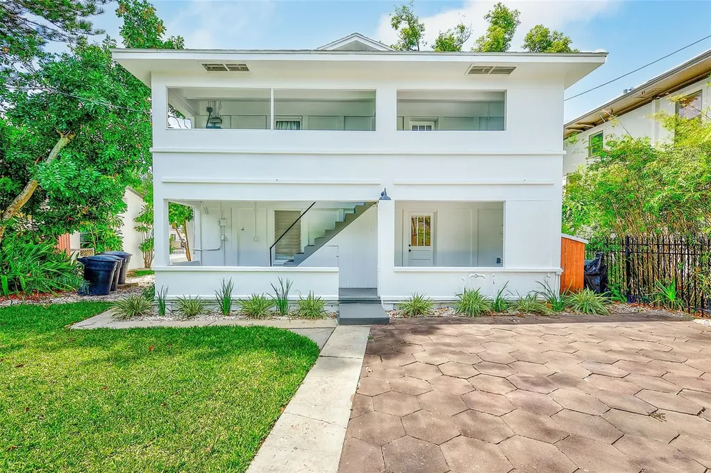 925 16th Avenue N St Petersburg FL 33704