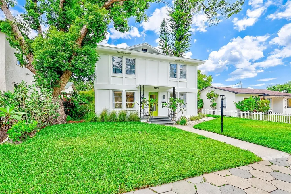 925 16th Avenue N St Petersburg FL 33704