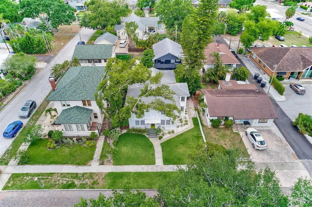 925 16th Avenue N St Petersburg FL 33704