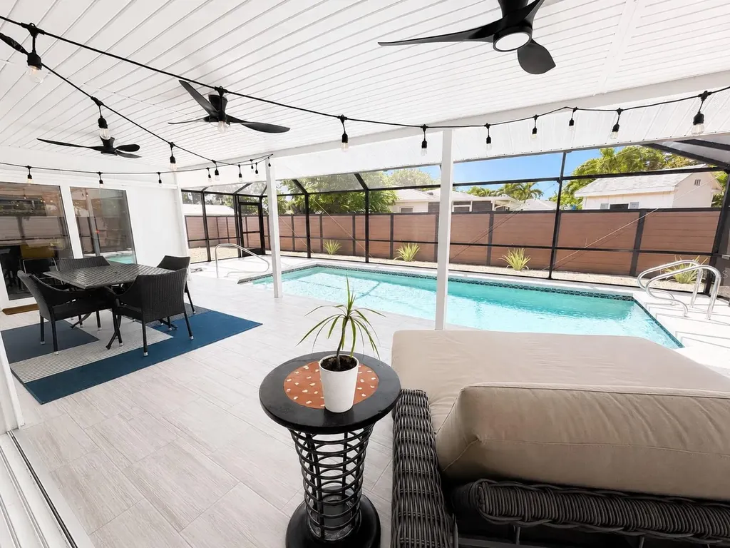 2806 Satsuma Drive Sarasota FL 34239