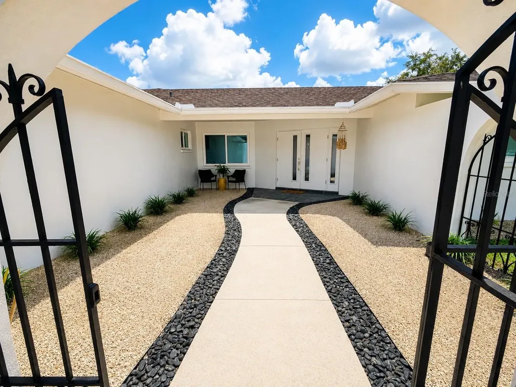 2806 Satsuma Drive Sarasota FL 34239
