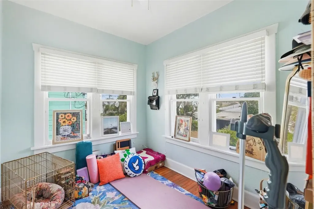 855 28th Avenue N St Petersburg FL 33704
