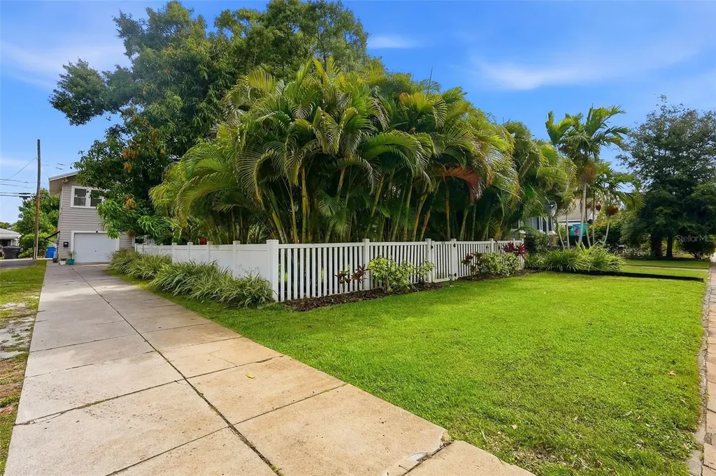 855 28th Avenue N St Petersburg FL 33704