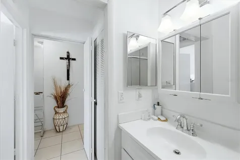 390 301 Boulevard W Bradenton FL 34205
