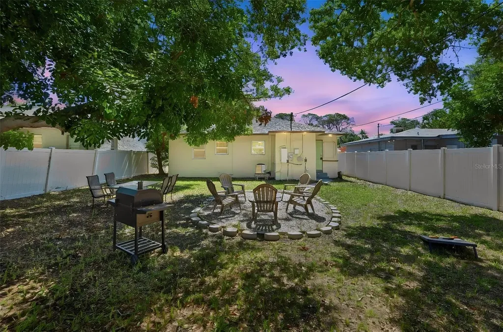 2855 Valencia Way S St Petersburg FL 33705