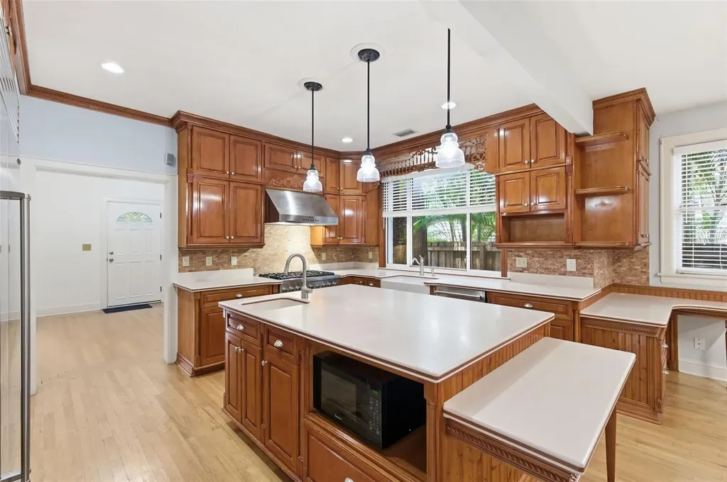 555 18th Avenue NE St Petersburg FL 33704