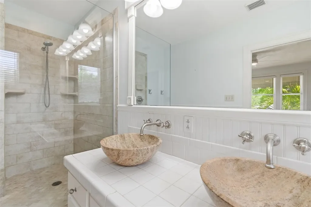 555 18th Avenue NE St Petersburg FL 33704