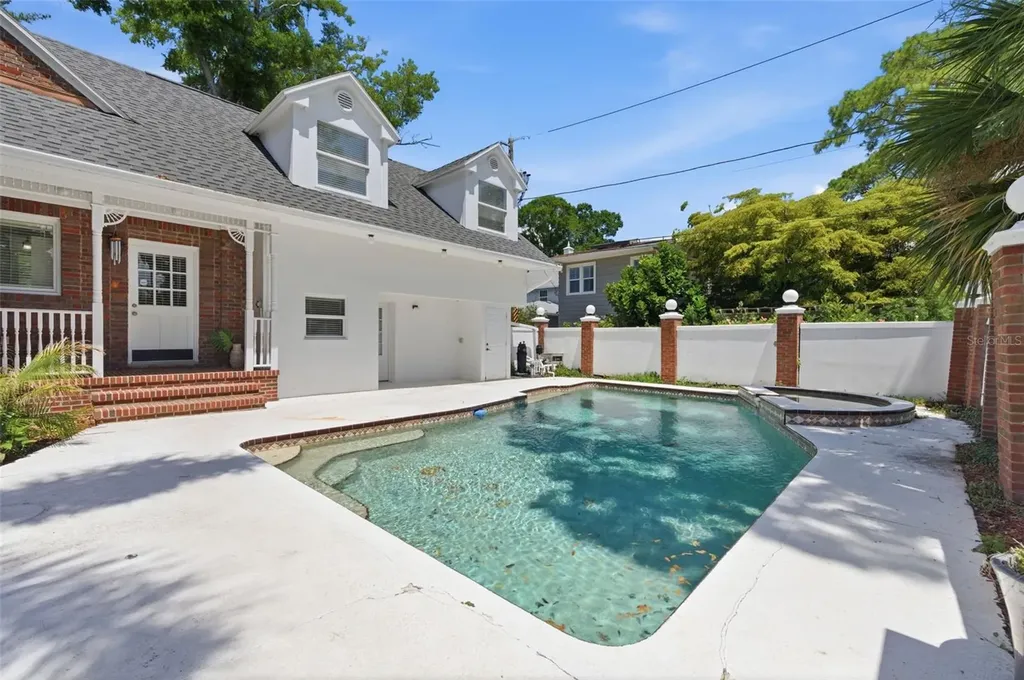 555 18th Avenue NE St Petersburg FL 33704