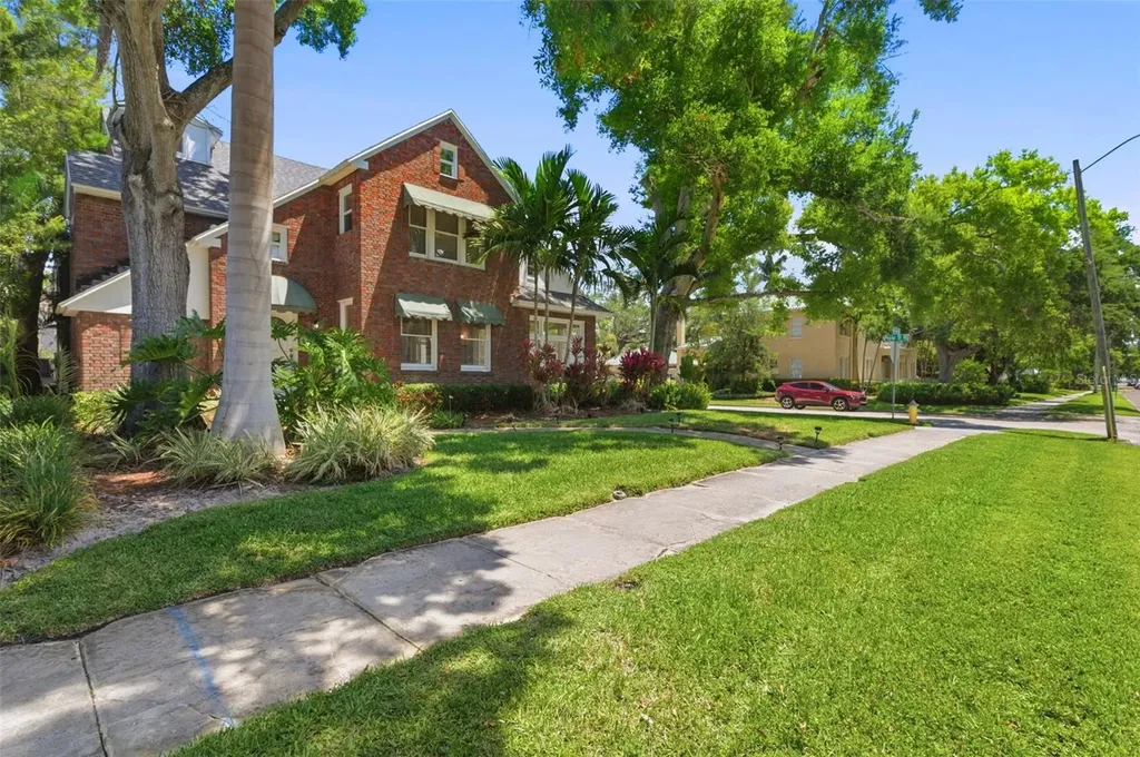 555 18th Avenue NE St Petersburg FL 33704