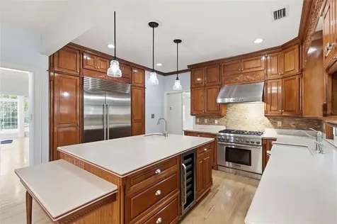 555 18th Avenue NE St Petersburg FL 33704