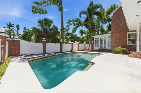 555 18th Avenue NE St Petersburg FL 33704