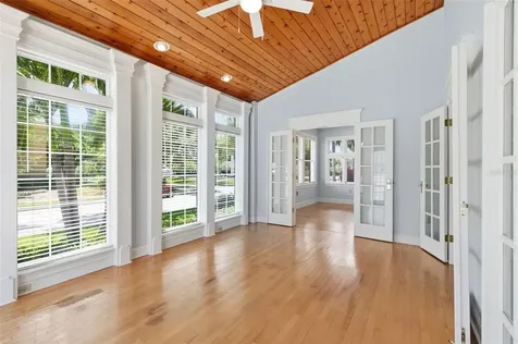 555 18th Avenue NE St Petersburg FL 33704
