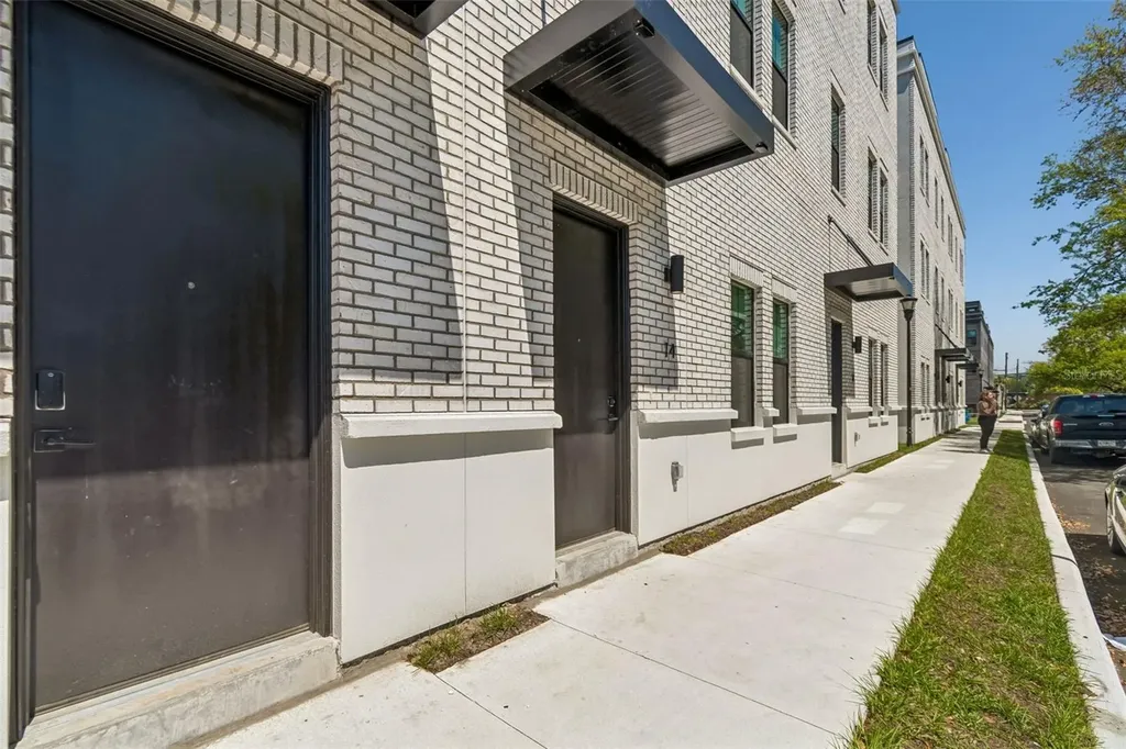 1218 E Kay Street Tampa FL 33602