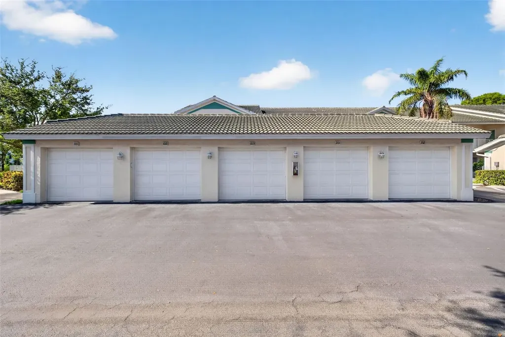 4910 Cougar Court N Naples FL 34109