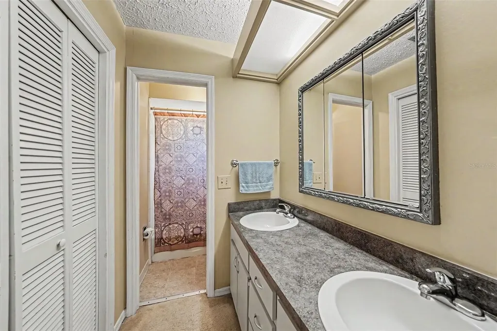 6612 Peachtree Drive Tampa FL 33617