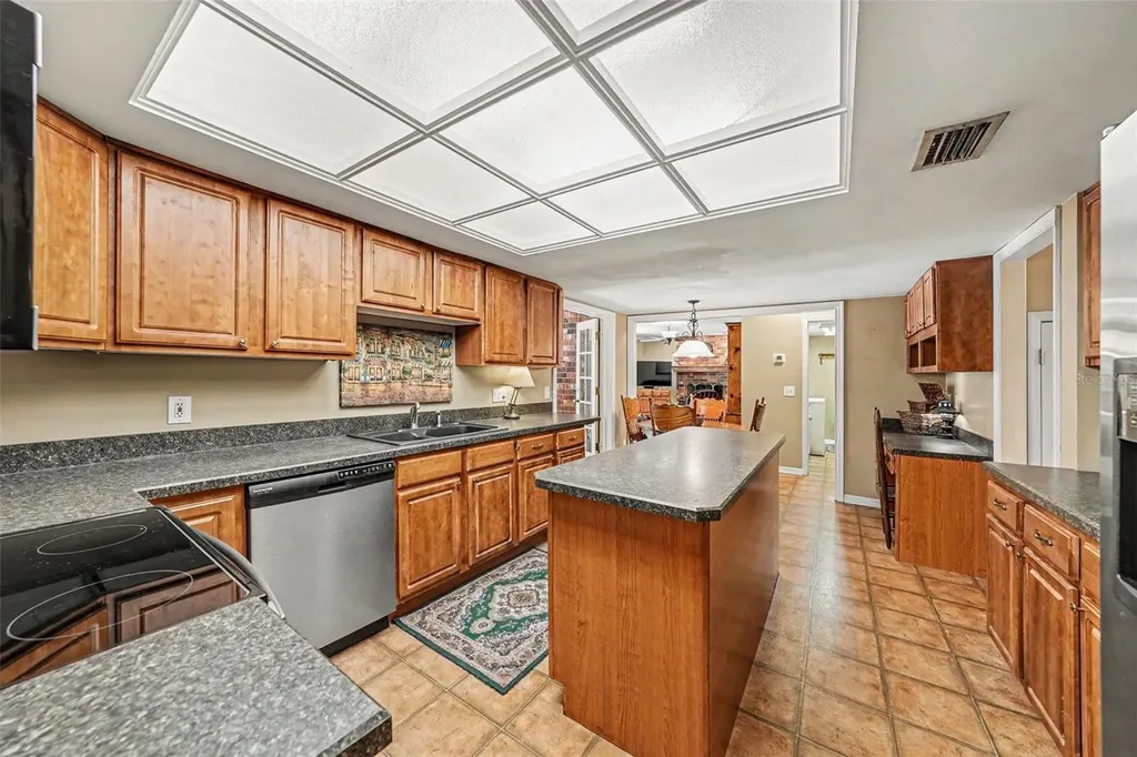 6612 Peachtree Drive Tampa FL 33617