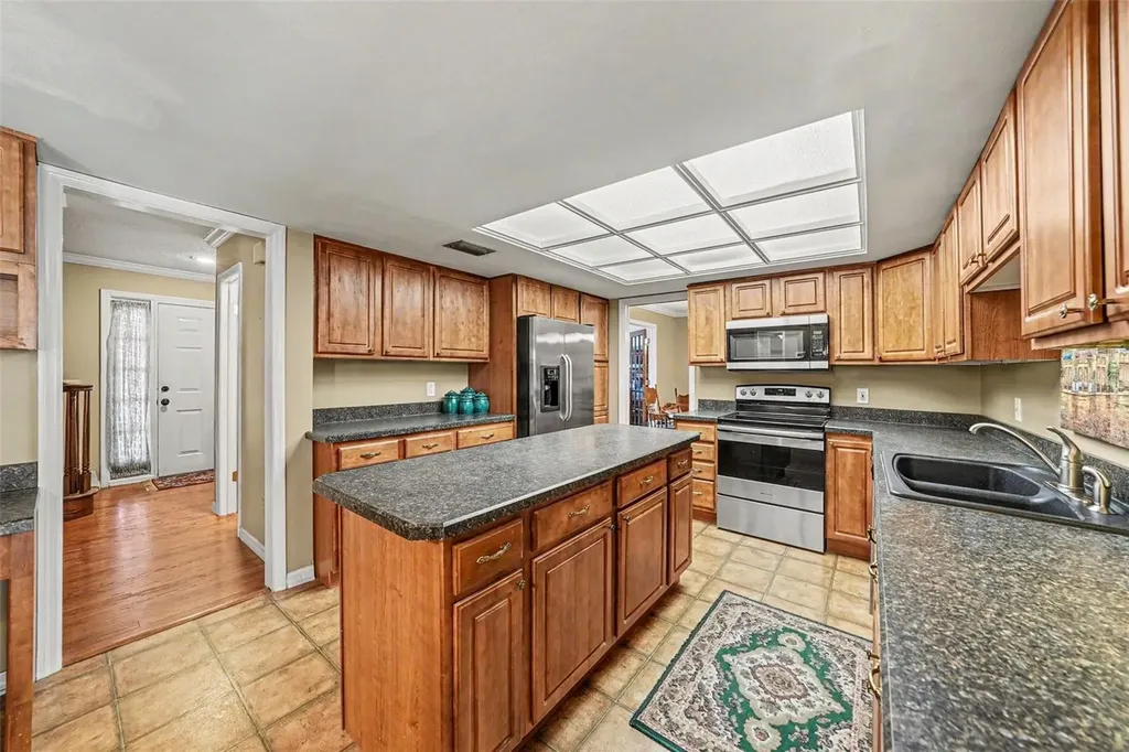 6612 Peachtree Drive Tampa FL 33617