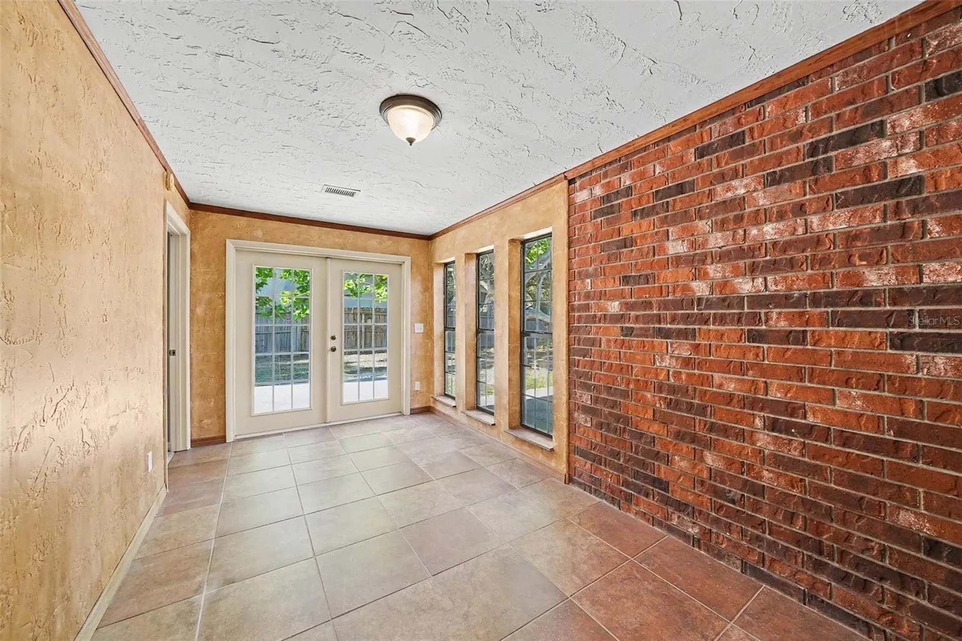 6612 Peachtree Drive Tampa FL 33617