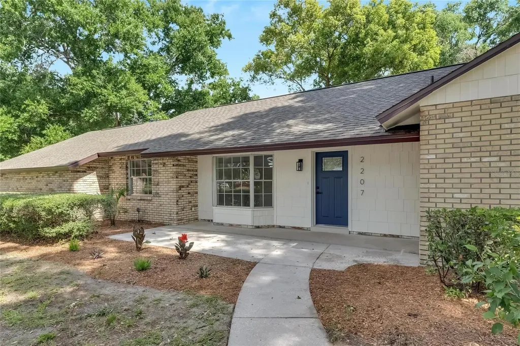 2207 Parkwood Drive Valrico FL 33594