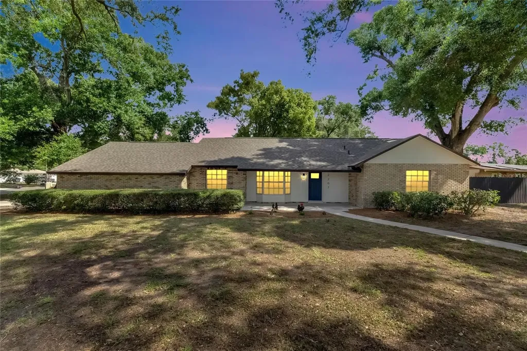 2207 Parkwood Drive Valrico FL 33594