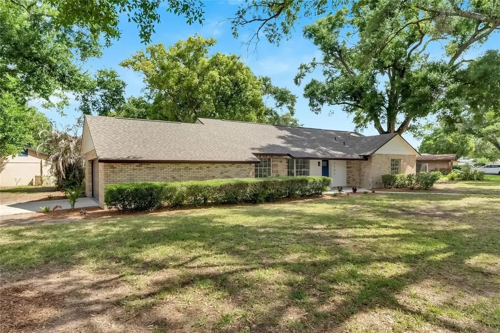 2207 Parkwood Drive Valrico FL 33594