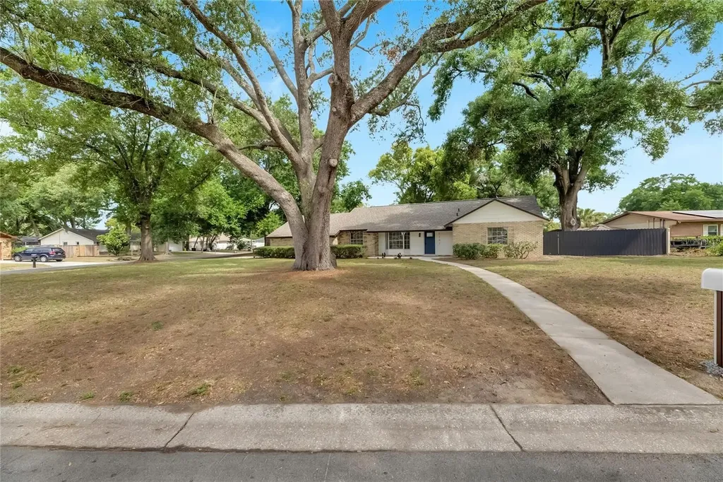 2207 Parkwood Drive Valrico FL 33594