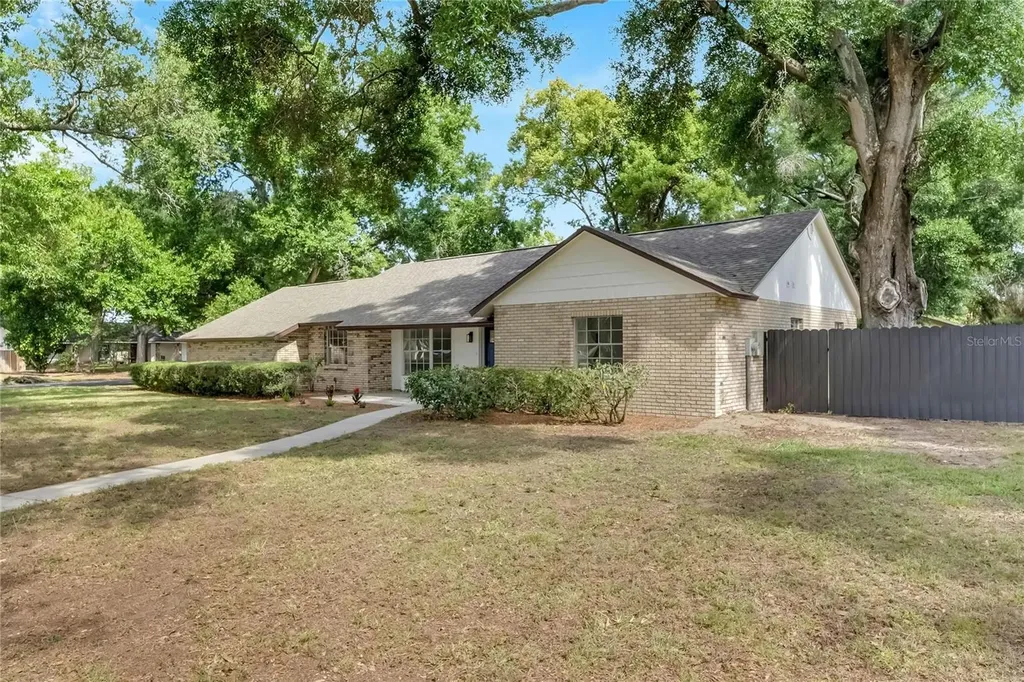 2207 Parkwood Drive Valrico FL 33594