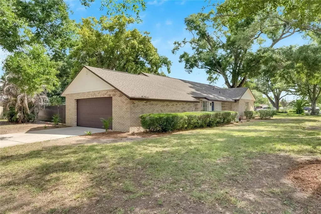 2207 Parkwood Drive Valrico FL 33594