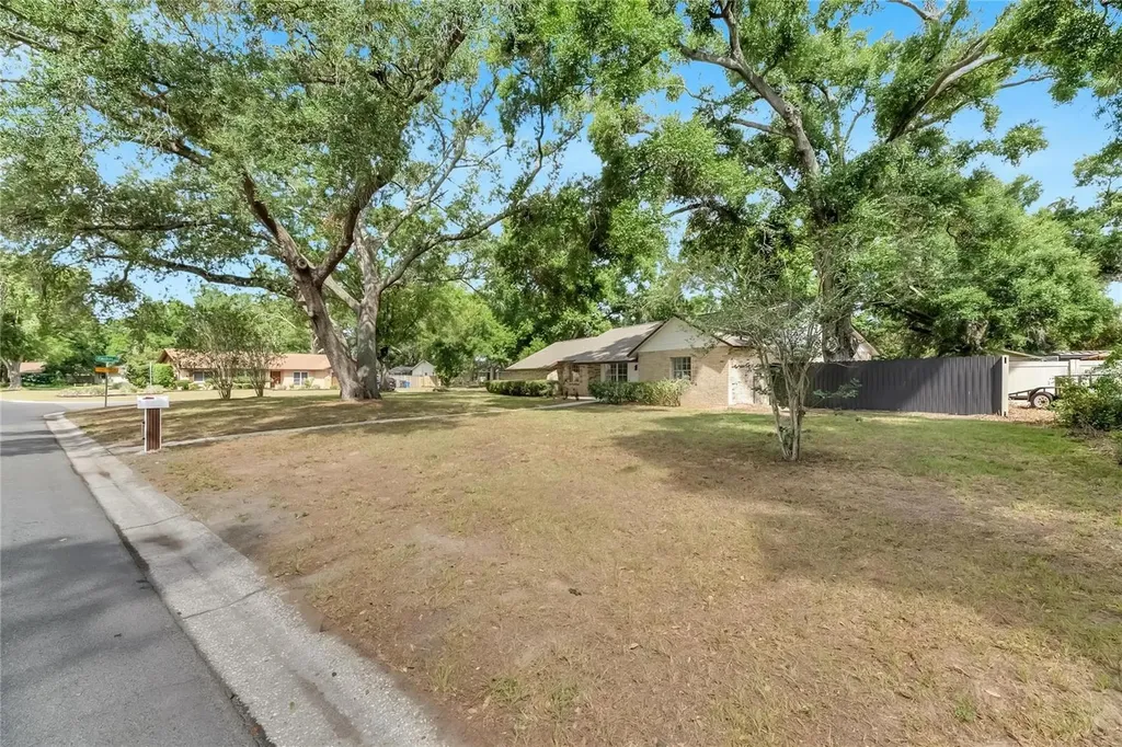 2207 Parkwood Drive Valrico FL 33594