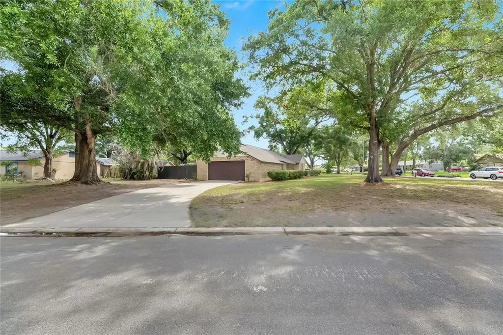 2207 Parkwood Drive Valrico FL 33594