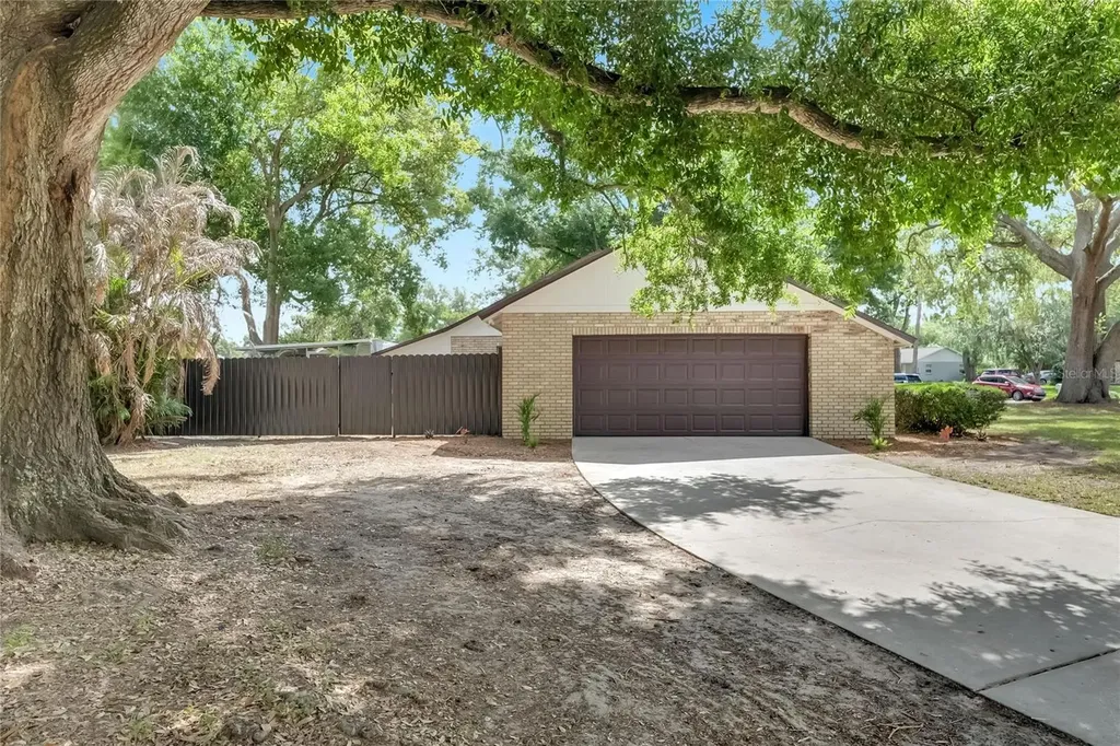 2207 Parkwood Drive Valrico FL 33594