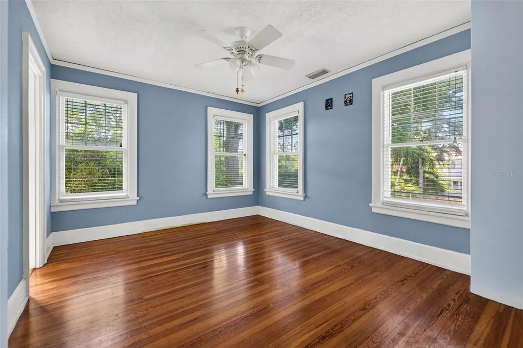 835 16th Avenue NE St Petersburg FL 33704