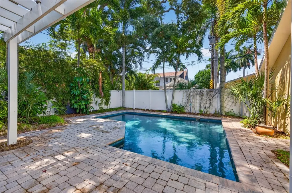 835 16th Avenue NE St Petersburg FL 33704