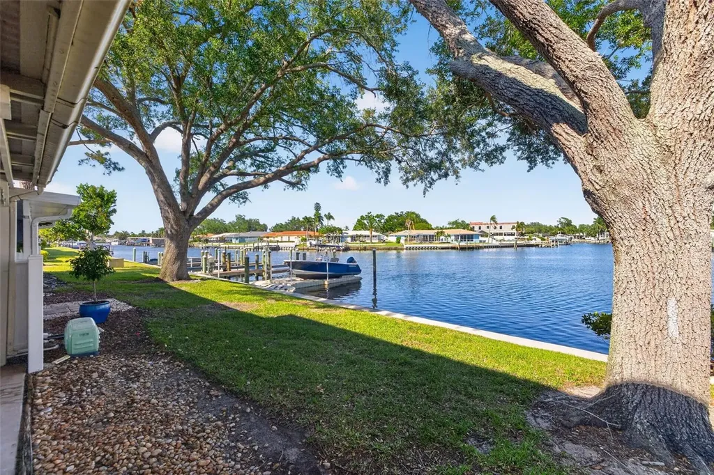 6497 Cape Hatteras Way NE St Petersburg FL 33702