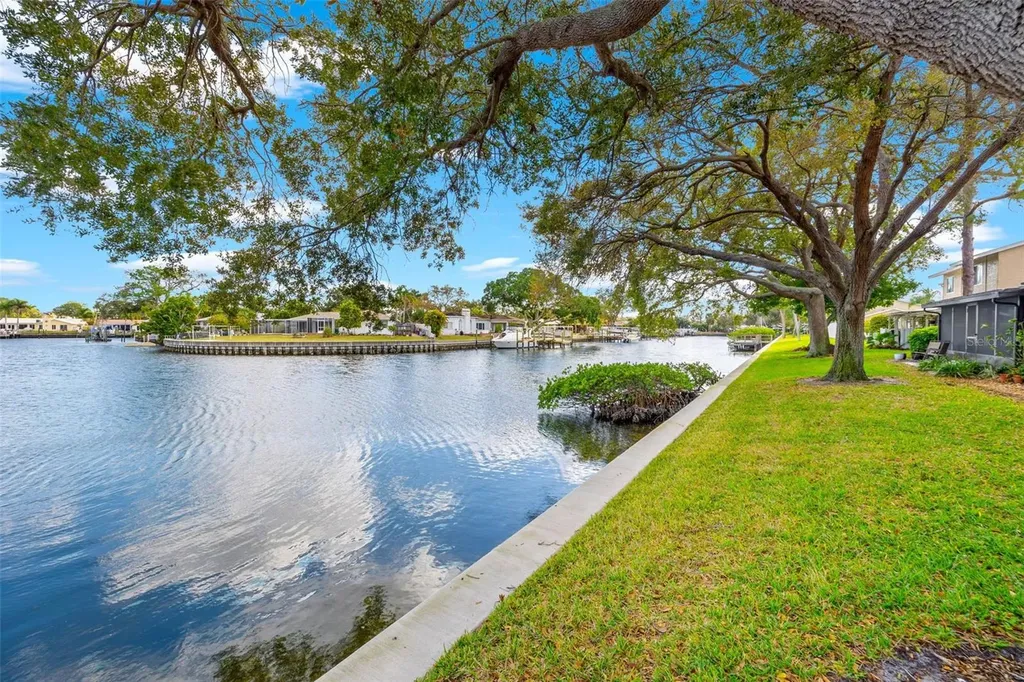 6497 Cape Hatteras Way NE St Petersburg FL 33702