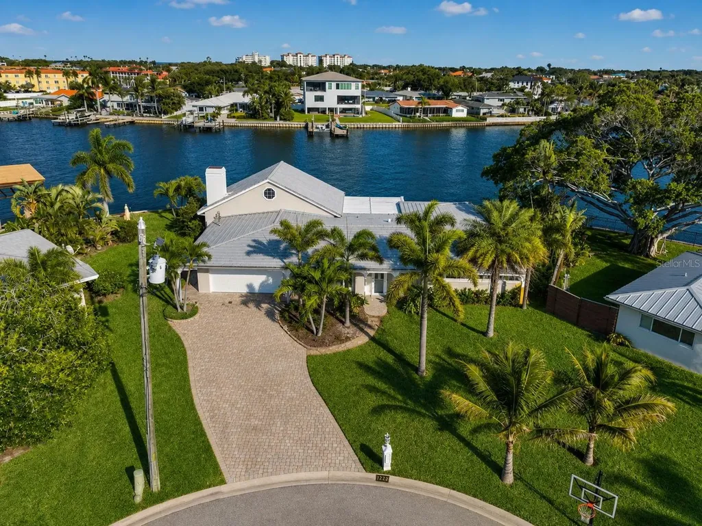 1276 37th Avenue NE St Petersburg FL 33704