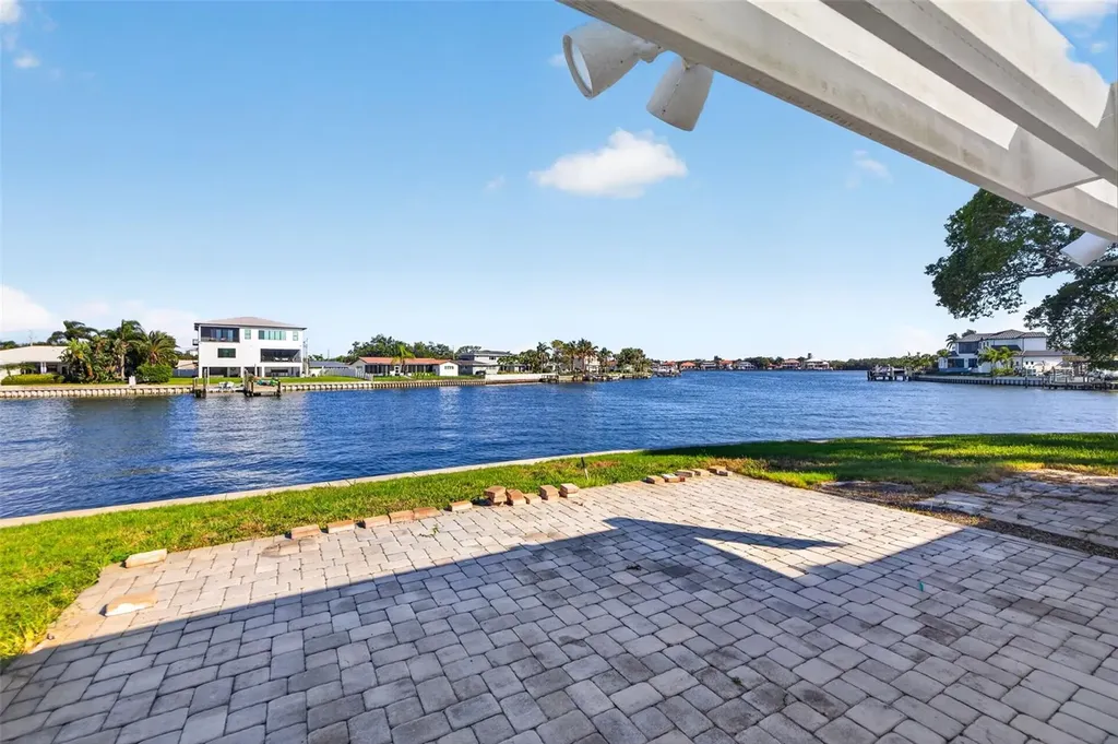 1276 37th Avenue NE St Petersburg FL 33704