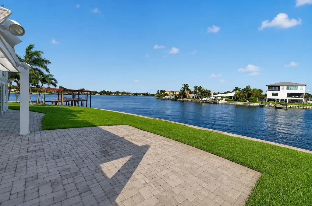 1276 37th Avenue NE St Petersburg FL 33704