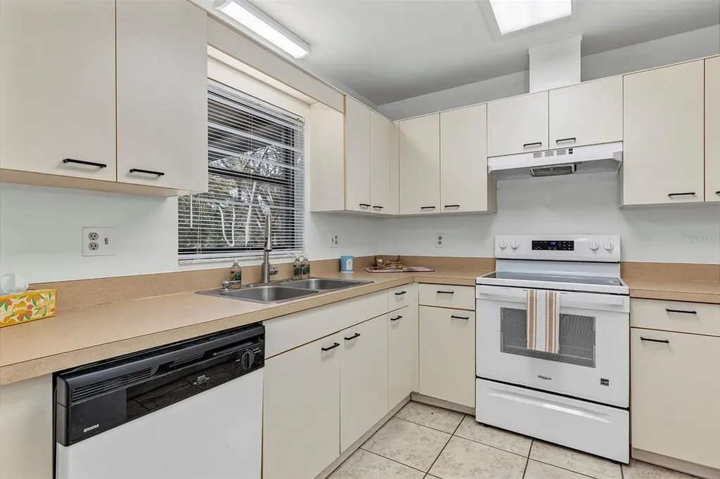 606 Third Avenue Lady Lake FL 32159